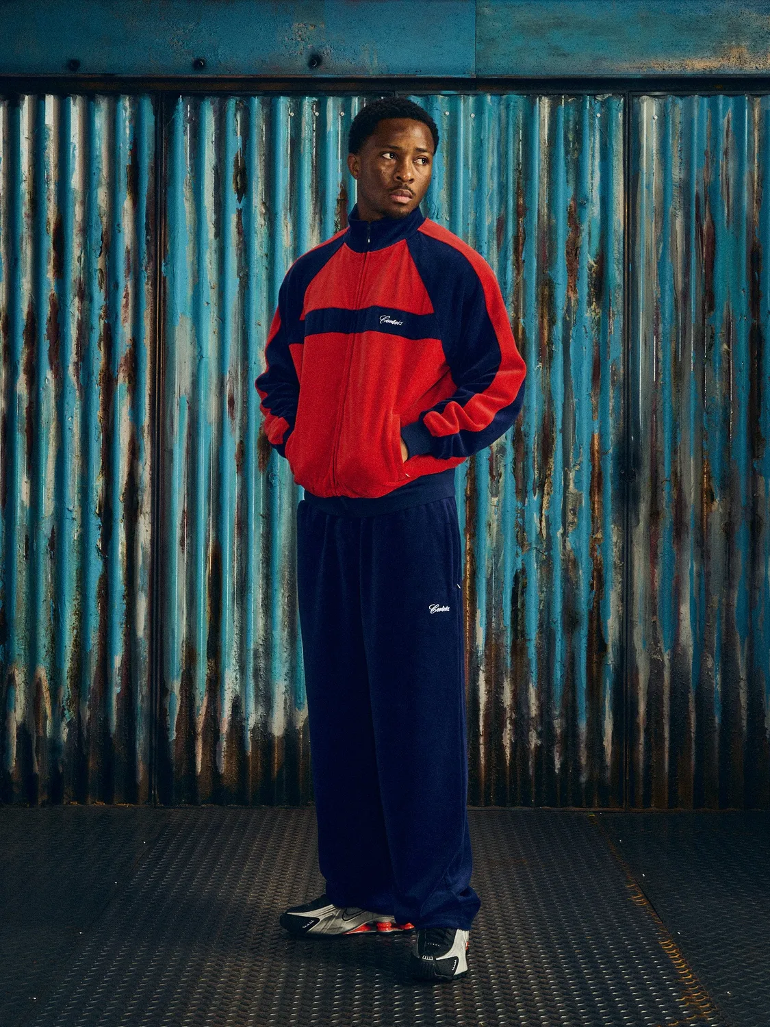 Corteiz Pista Velour Track Pant Hose navy Sticklogo
