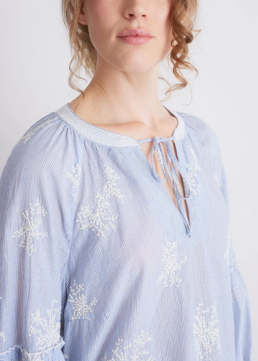 Senatex Stickerei Bluse Ocean Flower Bindeausschnitt