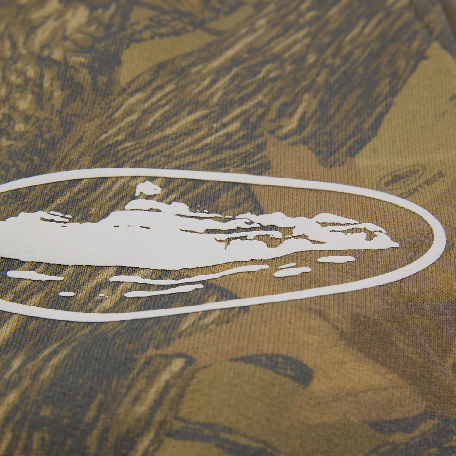Corteiz Island Puff Print Sweatshort Forest Camo Baumwolle