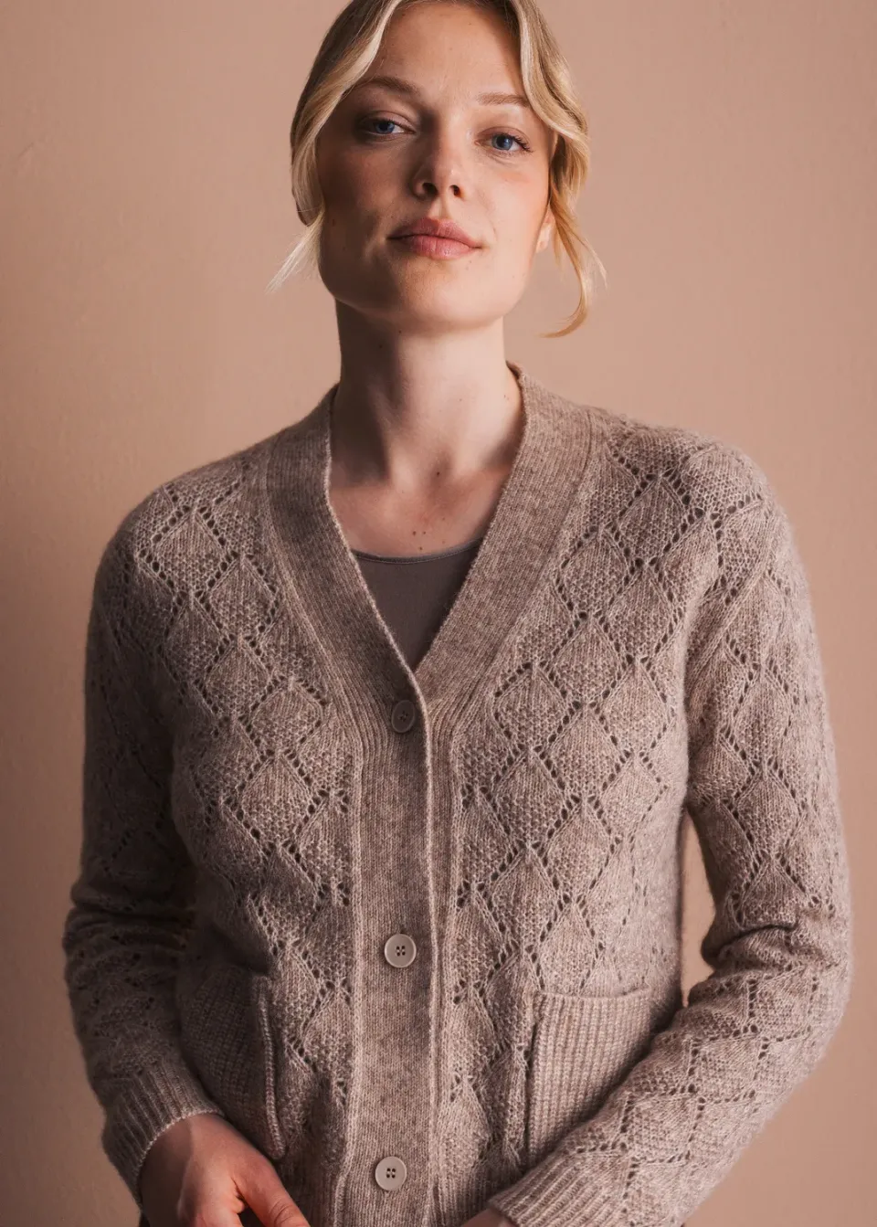 Senatex Cardigan mit Ajourmuster Hazelnut V-Ausschnitt